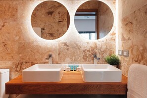 Condo, 2 Bedrooms, Ground Floor | Bilik Mandi