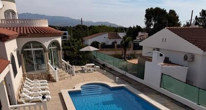 Amarella Costa Dorada House with 3 bedrooms and pool for groups and families