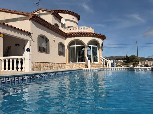 Amarella Costa Dorada House with 3 bedrooms and pool for groups and families