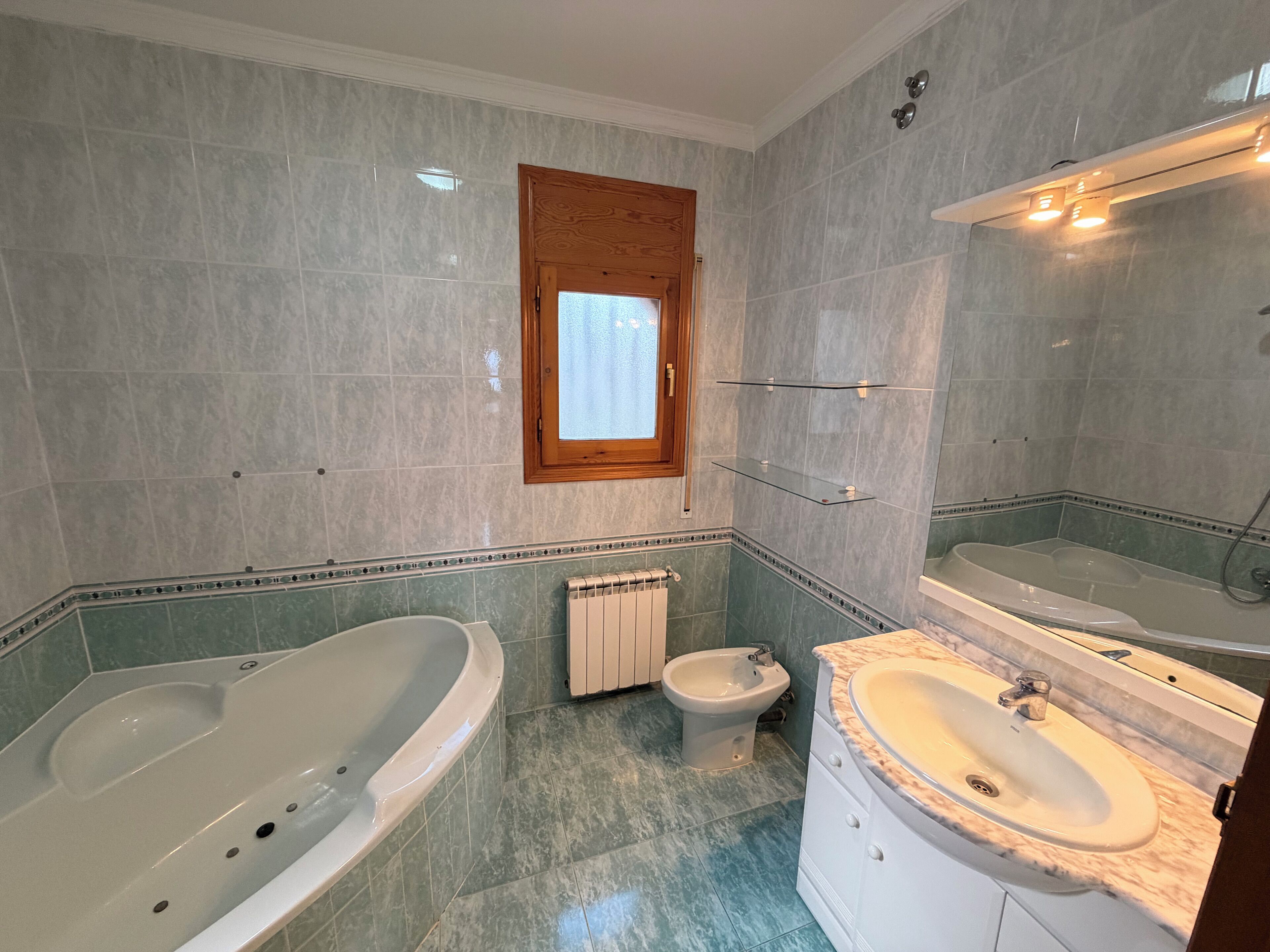 Bidet, Handtücher, Seife, Toilettenpapier