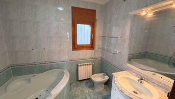 Bidet, HandtĂŒcher, Seife, Toilettenpapier