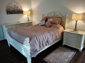 2 bedrooms, iron/ironing board, WiFi, bed sheets - Bliss Home at The Villages!  Pools, Golf, Pickleball, & More! (The Villages)