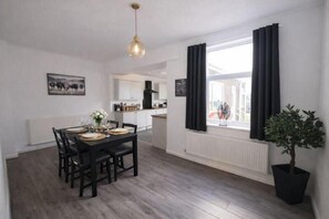 Casa, vista montagna | Ristoranti