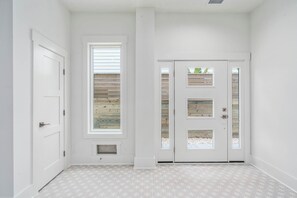 Interior - Wavewatcher's Retreat - Luxury Oceanfront Living (Wrightsville Beach)