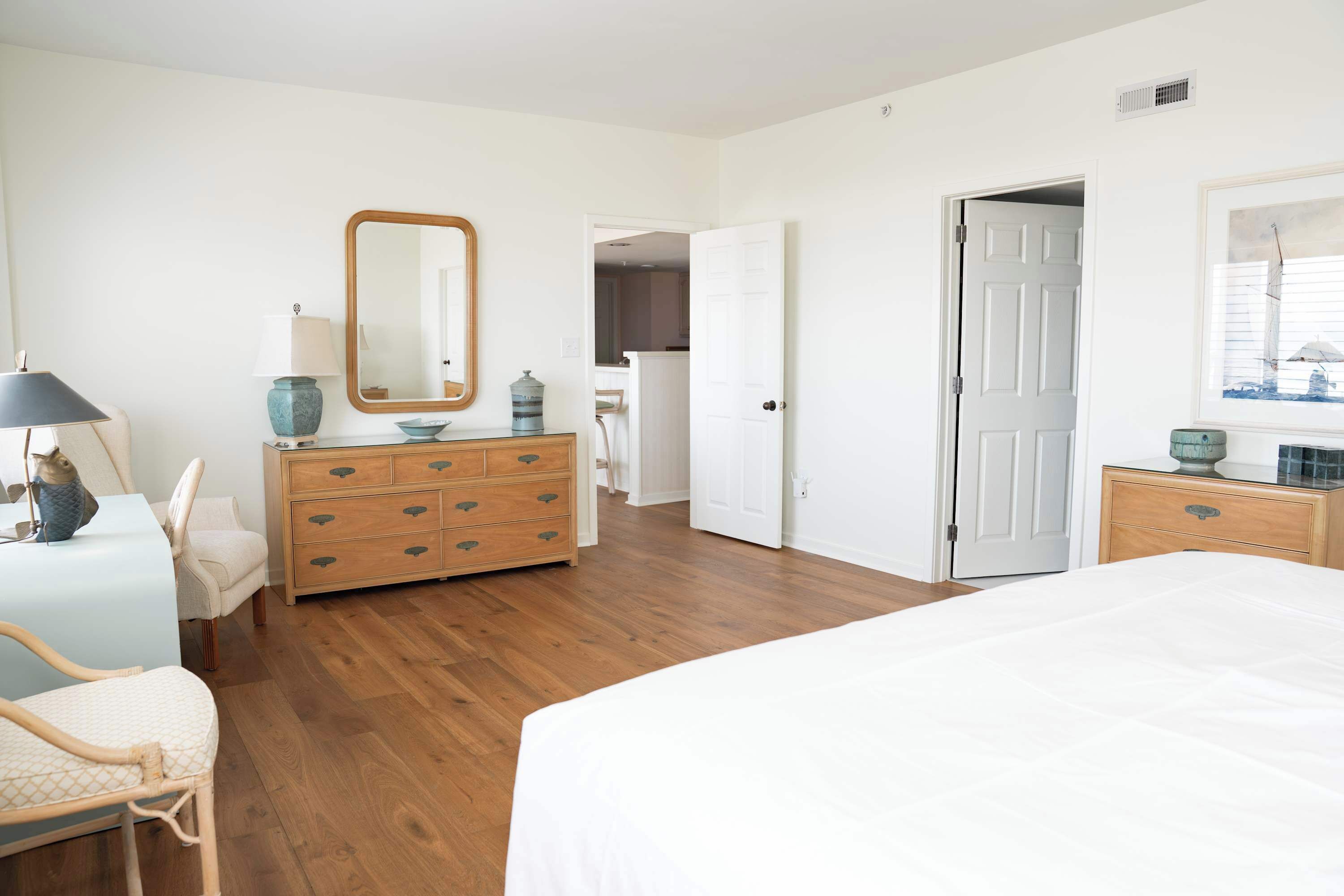 Iron/ironing board, travel crib, WiFi, bed sheets