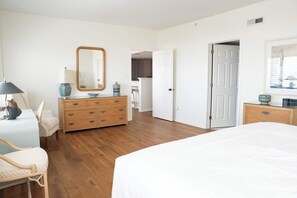 3 slaapkamers, een strijkplank/strijkijzer, reisbedje, wifi