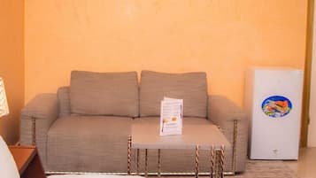 Family Suite, City View | Living area