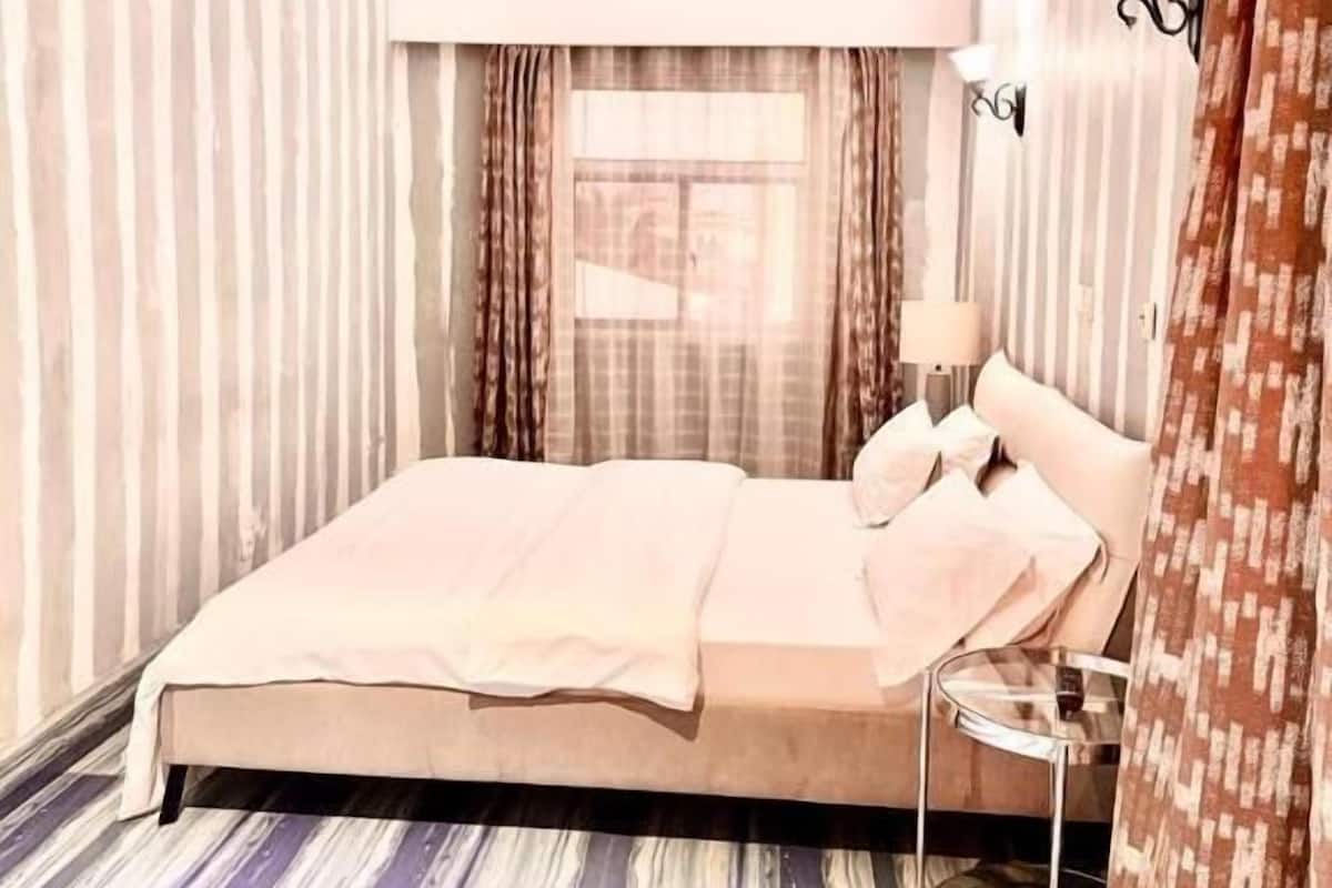 Comfort Room, City View