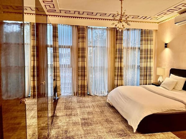 Deluxe Suite, City View | Desk, laptop workspace, bed sheets - Best Hôtel Aéro Batignolles (Brazzaville)