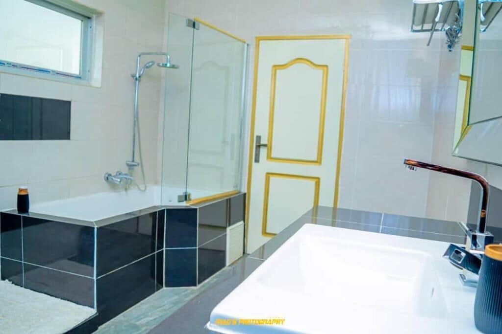 ห้องดีลักซ์สวีท, วิวเมือง | ห้องน้ำ | ฝักบัว, ผ้าเช็ดตัว, สบู่, กระดาษชำระ