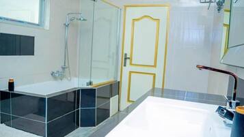 ห้องดีลักซ์สวีท, วิวเมือง | ห้องน้ำ | ฝักบัว, ผ้าเช็ดตัว, สบู่, กระดาษชำระ