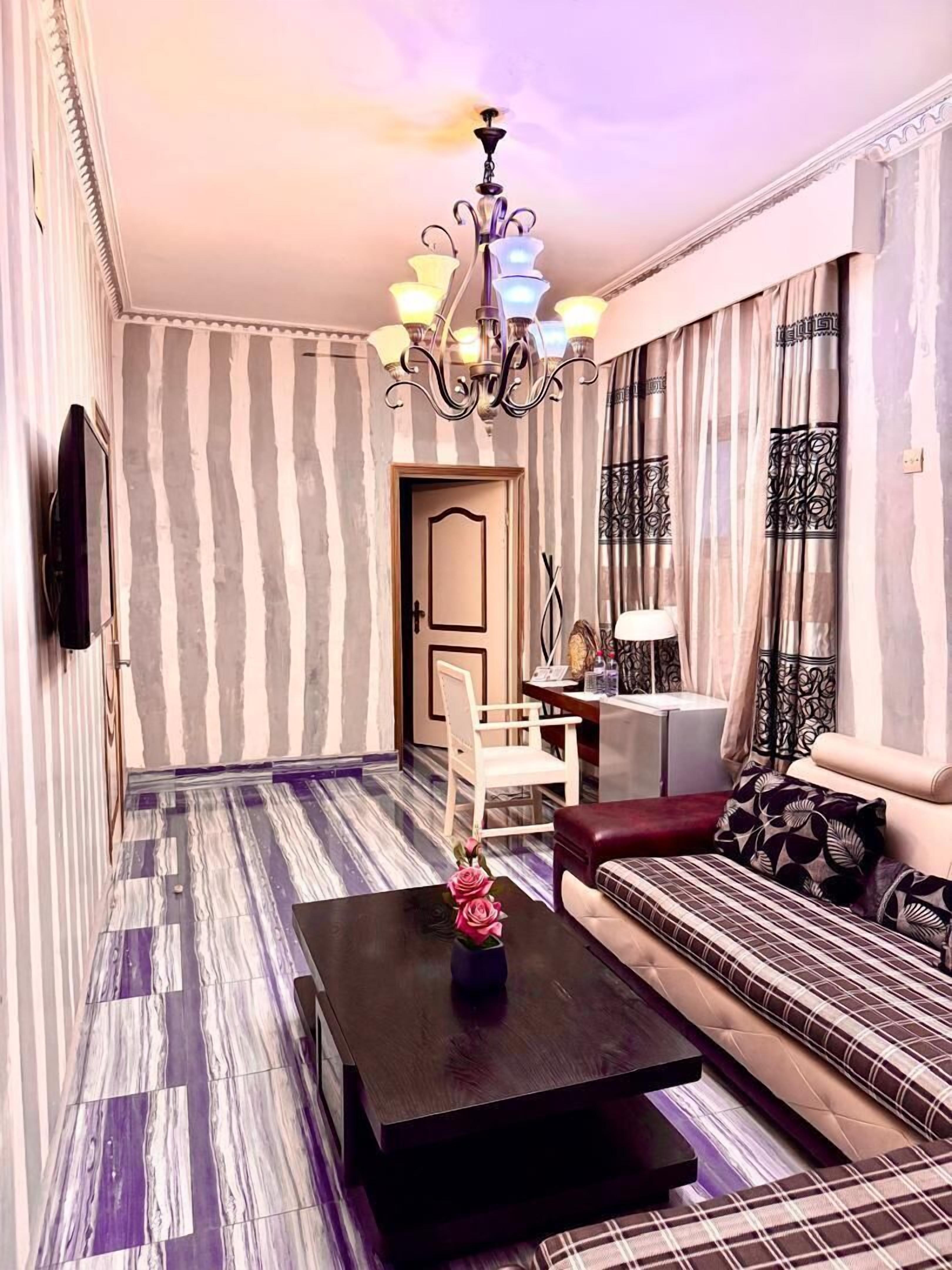 Suite familiar, vistas a la ciudad | Escritorio, espacio para trabajar con un portátil, ropa de cama