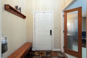 Interior - Gorgeous 4-bedroom penthouse condo with building elevator at Wintergreen! (roseland)