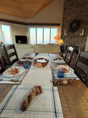 Dining - Gorgeous 4-bedroom penthouse condo with building elevator at Wintergreen! (roseland)