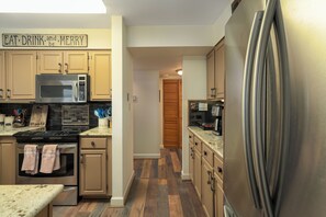 Private kitchen - Gorgeous 4-bedroom penthouse condo with building elevator at Wintergreen! (roseland)