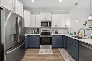 Fridge, microwave, oven, dishwasher - 10 Mins to Beach - Coastal Navarre Haven - Pool (Navarre)