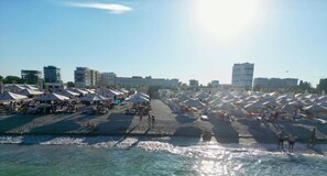 Platja privada, para-sols per a la platja i massatges a la platja 