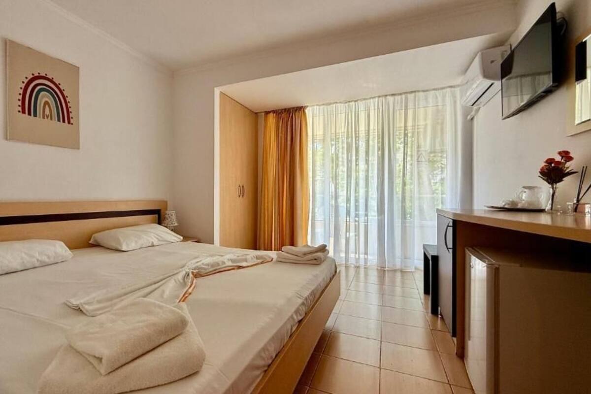 Habitación básica doble, balcón, vistas parciales al mar