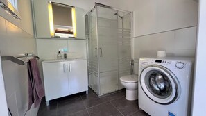 Dusche, Haartrockner, Handtücher, Seife