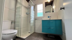 Dusche, Haartrockner, Handtücher, Seife