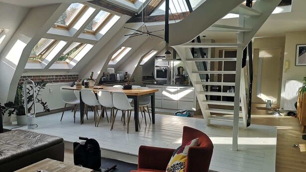 A spacious loft apartment with a high ceiling, skylights, a dining area, a kitchen, and a staircase. - Bail Mobilité, Grand Loft hypercentre de Lille (Lille)