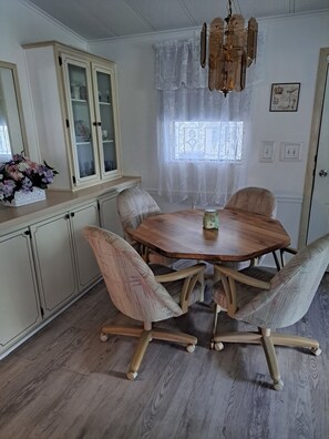 Dining - 2-bedroom house in Silver Lake / Spanish Springs inside The Villages (Lady Lake)