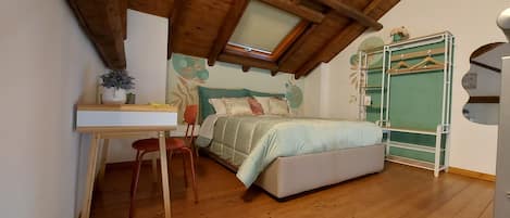 1 habitación, escritorio, tabla de planchar con plancha y cuna de viaje