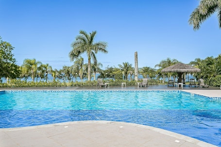 Pool. By the lake: beautiful view - 1 gig internet