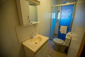 Shower, towels, soap, shampoo - Rio Uruguai Pousada  (Uruguaiana)