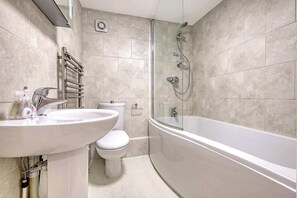 Shower, hair dryer, towels - The Oak at Redwood Court (Greater London)