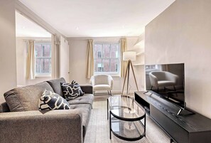 TV - The Oak at Redwood Court (Greater London)