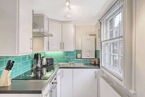 Fridge, stovetop, electric kettle, dining tables - The Oak at Redwood Court (Greater London)
