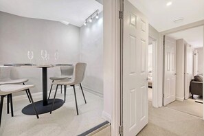 Dining - The Oak at Redwood Court (Greater London)