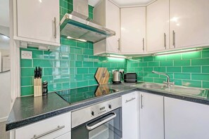 Fridge, stovetop, electric kettle, dining tables - The Aspen at Redwood Court (London)