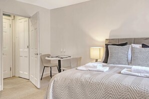 1 bedroom, iron/ironing board, WiFi, bed sheets - The Aspen at Redwood Court (London)