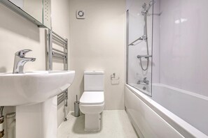 Douche, sèche-cheveux, serviettes fournies