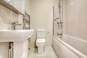 Shower, hair dryer, towels - The Cedar at Redwood Court (Greater London)