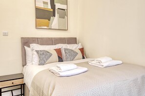 1 bedroom, iron/ironing board, WiFi, bed sheets - The Cedar at Redwood Court (Greater London)