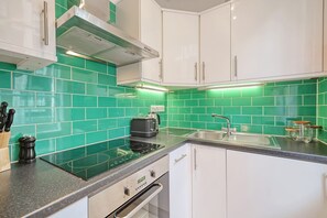 Fridge, stovetop, electric kettle, dining tables - The Cedar at Redwood Court (Greater London)