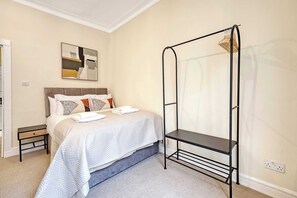 1 bedroom, iron/ironing board, WiFi, bed sheets - The Cedar at Redwood Court (Greater London)
