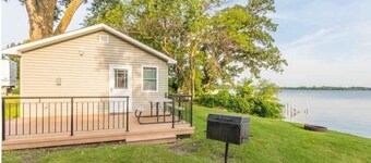 Serene Waterfront Cabin on Barrett Lake – Your Peaceful Escape Awaits
