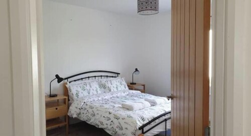 Charming Skye Cottage | Open-Plan Retreat Near Coast & Distillery. Pet friendly!