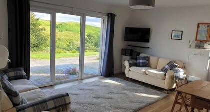 Charming Skye Cottage | Open-Plan Retreat Near Coast & Distillery. Pet friendly!