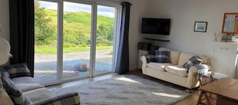 Charming Skye Cottage | Open-Plan Retreat Near Coast & Distillery. Pet friendly!