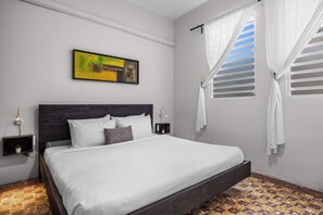 3 habitaciones, escritorio, internet y ropa de cama 