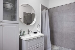 Shower, hair dryer, towels - Iconic Santurce Studio | AC | Fast WiFi (Santurce)