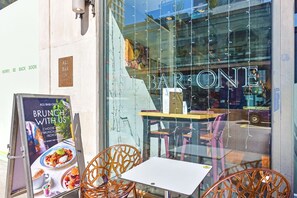 Outdoor dining - Superb Fitzrovia Regent Street 3 Bed 3 Bath WiFi (London)