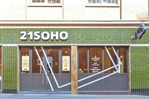 Exterior detail - Superb Fitzrovia Regent Street 3 Bed 3 Bath WiFi (London)