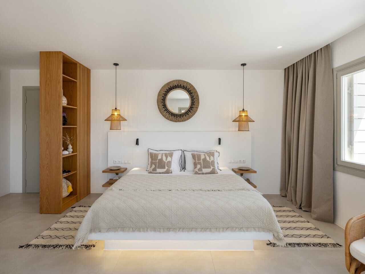 5 bedrooms, desk, iron/ironing board, travel cot