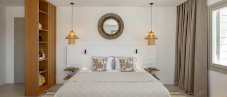 5 bedrooms, desk, iron/ironing board, travel cot